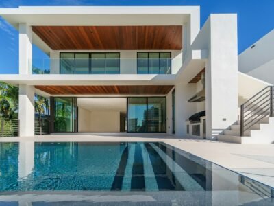 شقق سكنية عصرية تطل على بحيرات صناعية ولاندسكيب